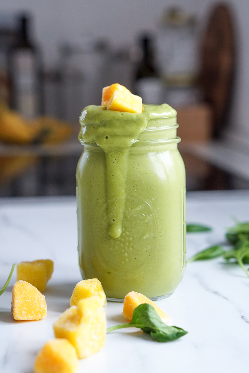 grüner cremiger smoothie Banane mango