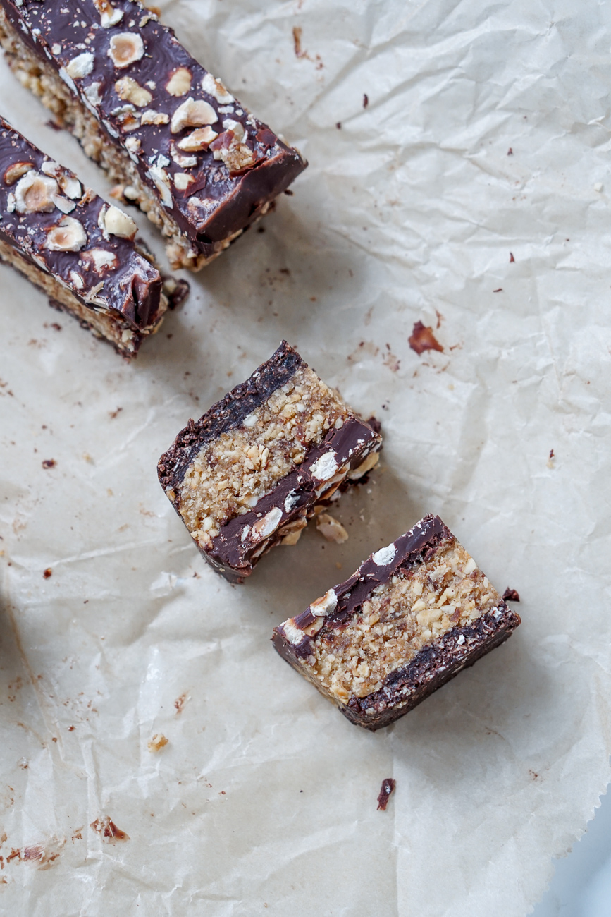 gesunder snack: Haselnuss Schokoladen Riegel
