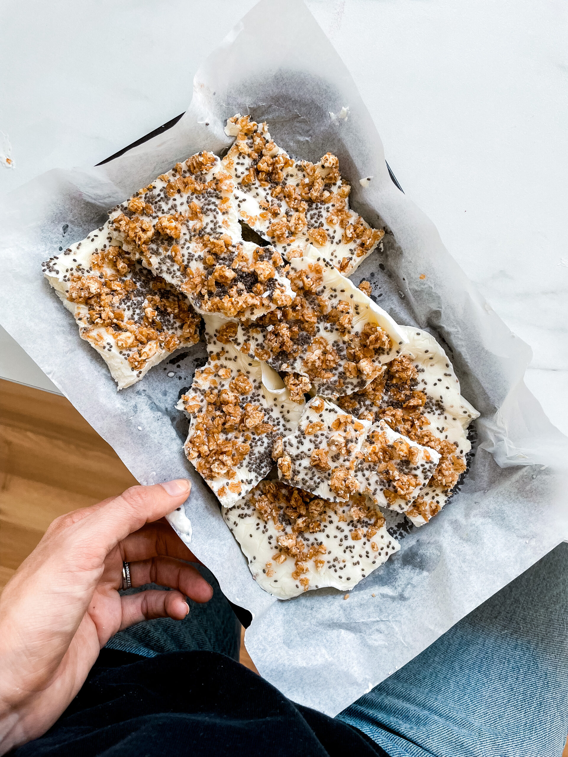 gesunder Sommersnack: Yoghurt Bark Joghurt Schnitten